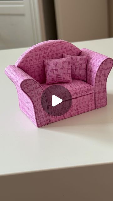 Barbie Furniture Diy Homemade, Mini Furniture Diy, Miniature Crafts Diy, Diy Miniature Furniture, Diy Barbie Furniture Easy, Doll Furniture Plans, Doll Furniture Tutorial, Barbie House Furniture, Kids Doll House