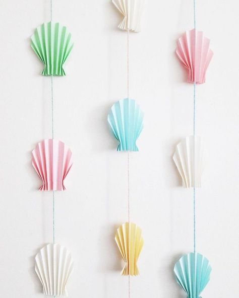 Pour un style inspiré des fonds marins ! Diy Ocean Decor, Deco Theme Marin, Sea Themed Decor, Decoration Creche, Diy Summer Decor, Mermaid Theme Birthday Party, Shells Diy, Ocean Birthday, Beach Party Decorations