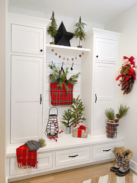 Plaids And Poppies, Christmas Decor Diy Cheap, Room Christmas Decor, Cottage Style Home, Christmas Fireplace Decor, Cottage Style Homes, Rustic Holiday, Christmas Decorations For The Home, Christmas Room