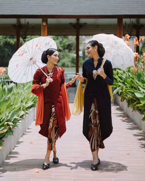 Traditional Malay Clothes, Indonesia Traditional Clothes, Clothe Reference, Tims Outfits, Kebaya Style, Fire Planet, Indonesian Kebaya, Indonesia Fashion Week, Indonesia Traditional