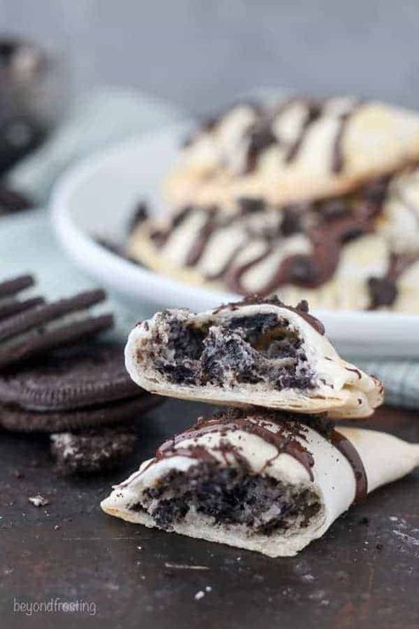 Oreo Cheesecake Hand Pies Cheesecake Hand Pies, Single Pie Crust Recipe, Flakey Pie Crust, Mini Oreo Cheesecake, Oreo Filling, Hand Pie Recipes, Fried Pies, Cheesecake Pie, Hand Pie