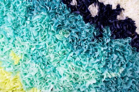 DIY Ombre Tissue Paper Photobooth Backdrop | Lovely Indeed Photobooth Backdrop, Diy Photo Backdrop, Boda Diy, Ard Buffet, Diy Wedding Backdrop, Diy Ombre, Diy Photo Booth, Parade Float, Paper Backdrop