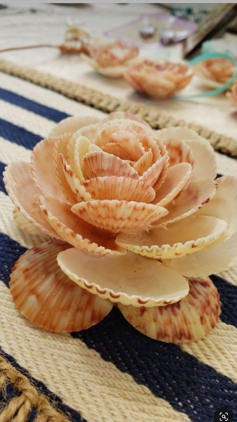 Sea Shell Gifts, Cute Beach Crafts, Sea Party Ideas Decoration, Shell Flowers How To Make, Shells Diy Crafts, Tiny Shell Crafts, Stuff To Do With Shells, Seashell Diy Crafts, Beach Shell Crafts Diy