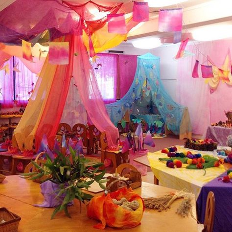 Another beautiful Waldorf classroom from Menourne AU, scarletrosefairy Waldorf Classroom Decor, Waldorf Inspired Bedroom, Waldorf Preschool Classroom, Waldorf Classroom Set Up, Waldorf Curtains, Waldorf Method, Classroom Ceiling Decorations, Classroom Ceiling, Waldorf Playroom