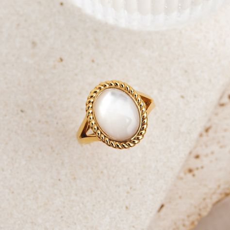 The Elisabeth Ring is our take on vintage glamour and delivers a strong style statement with elegantly framed mother of pearl (12 x 9mm). Old School Hollywood Glamour, Old School Hollywood, Pearl Ring Design, Hand Jewelry Rings, Mother Of Pearl Ring, Strong Style, Pear Body, Fashionable Accessories, Gold Statement Ring