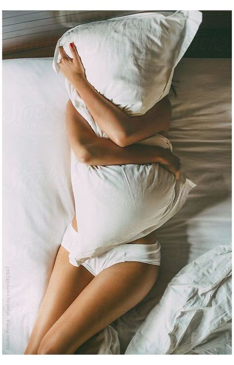 Woman Laying, Woman Bedding, Fitness Photoshoot, White Bed, Photographie Inspo, White Sheets, Body Fitness, Photography Poses Women, Foto Inspiration