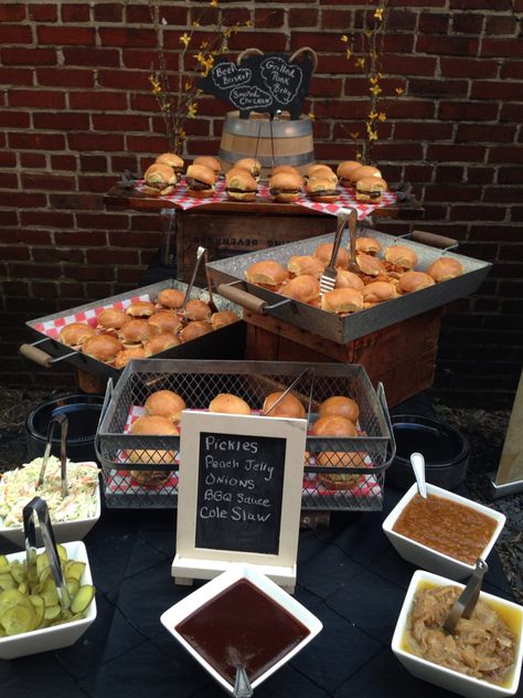 Slider Wedding Food, Pulled Pork Slider Bar Ideas, Wedding Sliders Bar, Slider Display Parties Food, Slider Buffet Ideas, Bbq Sliders Party, Wedding Sliders Station, Sliders Party Buffet, Slider Bar Ideas Parties