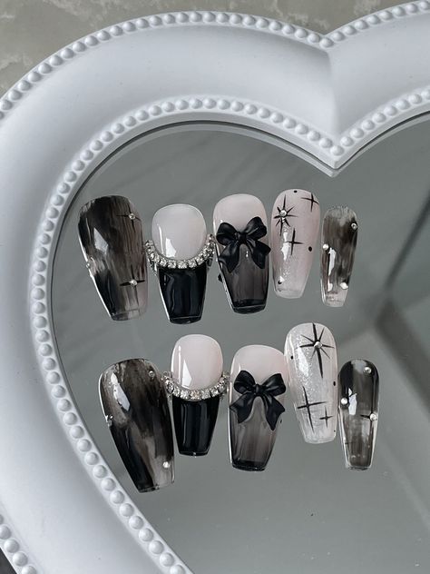 Korean Nails Black And White, Elegant Black And White Nails, Korean Nails Aesthetic, Korean Winter Nails, Black Coquette Nails, Black Korean Nails, Black Swan Nails, Acubi Nails, Idol Nails