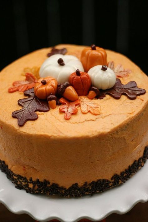 gâteau automne gourmand décoration originale automnale Fall Cakes Decorating, Pumpkin Buttercream, Thanksgiving Cakes, Pumpkin Butter, Fall Cakes, Gingerbread Cake, Pumpkin Cake, Halloween Cakes, Food Cakes