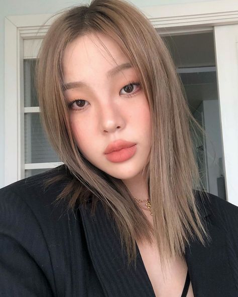 희주 Heejoo on Instagram: “🤓🐿🐿” Ash Beige Hair, Hair Pigment, Blonde Hair Korean, Kpop Hair Color, Hair Color Asian, Ash Beige, Beige Hair, Korean Hair Color, Girl Hair Colors