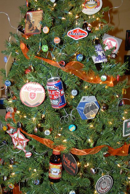 Man Cave Christmas Tree, Beer Christmas Decorations, Beer Themed Christmas Tree, Beer Christmas Tree, Christmas Tree Festival, Beer Christmas, Casa Club, Beer Cap, Festival Ideas