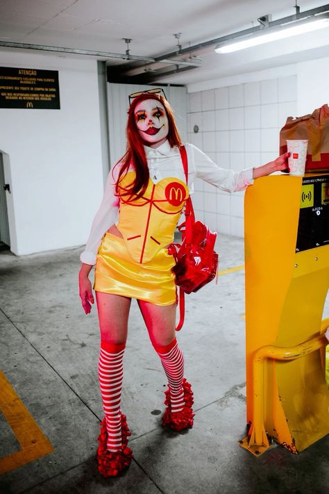 Ronald Mc Donald Costume, Mcdonalds Costume Women, Ronald Mcdonald Halloween Costumes, Casino Halloween Costumes, Hamburgler Halloween Costume Women, Cute Clown Costume Diy, Mcdonalds Halloween Costumes, Ronald Mcdonald Costume Women, Fast Food Halloween Costumes