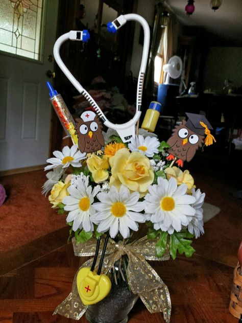 Nurse Flower Arrangement, Nursing School Graduation Party Centerpieces, Dr Graduation Gifts, Nurse Party Centerpieces, Dr Graduation, Graduation Flower Bouquet, Nursing School Graduation Party, Nurse Party, College Graduation Pictures Poses