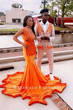 Orange Prom Couple, Silver Prom Suits, Prom Colors For Couples, Prom Black Couples, Prom Couples Outfits, Prom Outfits For Guys, Prom Dress Sleeveless, Orange Jersey, Orange Prom Dresses