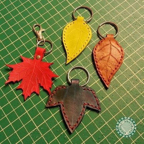 Key holder's Leather Keychains, Diy Leather Projects, Leather Craft Projects, Leather Key Holder, Leather Bag Pattern, Leather Key Case, Leather Leaf, Leather Diy Crafts, Leather Scraps