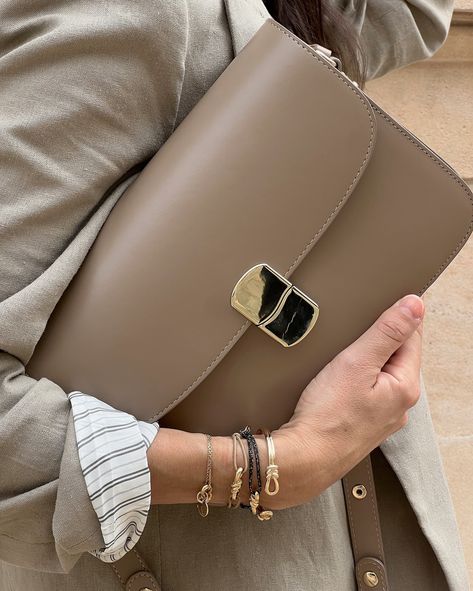 Neutrals #outfitoftheday Tenue simple mais efficace pour le vide dressing de ce matin Que pensez-vous de ce look? Blazer #zara T-shirt par @americanvintage_officiel Jean @sezane Sac @sezane Ballerines #chanel Blazer Zara, Le Vide, Zara T Shirt, Ox, Lily, Chanel, Zara, Blazer, T Shirt