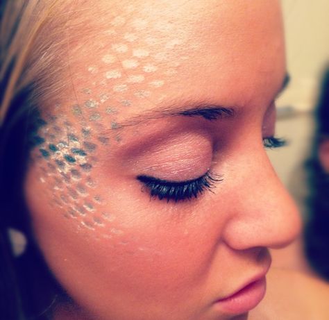 Mermaid scales  Halloween makeup Fish Scale Makeup, Fish Makeup Looks, Scales Makeup, Mermaid Face Paint, Siren Makeup, Wonderland Outfit, Makeup Tutorials For Beginners, Fish Makeup, Monster Makeup