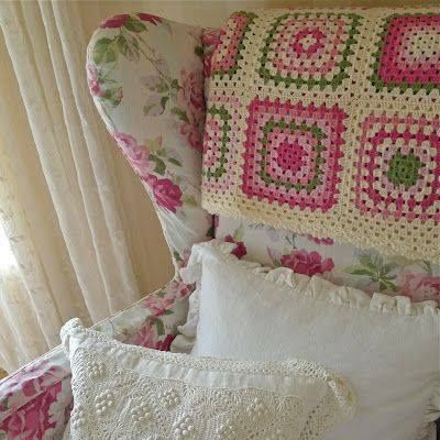 Love the colors used in this granny square afghan! Boho Blankets, Granny Square Projects, Cosy Cottage, Crochet Afgans, Pink Cottage, I Love Crochet, Manta Crochet, Granny Chic, Crochet Granny Square