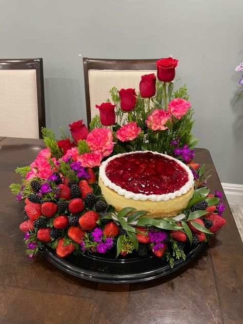 Flowers, with fruit and cheesecake. Flower And Fruit Arrangements, Flowers With Fruit, Fruit Flower Basket, Fruit Bouquet Ideas, Fruit Hampers, Flower Desserts, Food Bouquet, Fruit Platter Designs, Fruit Creations