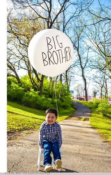 Big Brother Announcement With Balloons, Big Brother Balloon Announcement, Big Brother Announcement Ideas, Pregnancy Announcement With Big Brother, 2nd Baby Announcement With Toddler, Family Pregnancy Photoshoot, Brother Announcement, Baby 2 Announcement, Pregnancy Announcement Pictures