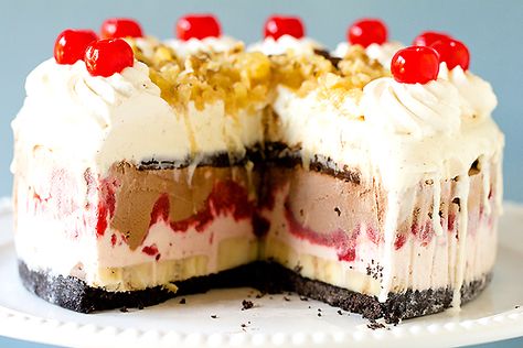 Banana Split Ice Cream Cake Best Ice Cream Cake, Banana Split Ice Cream, Icebox Cakes, Boozy Popsicles, Easy Ice Cream Cake, Banana Split Dessert, Ice Cream Cake Recipe, Easy Ice Cream, Cream Cakes