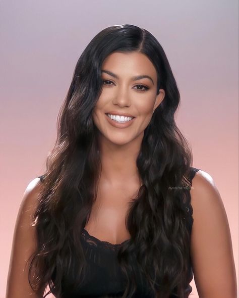 Kourtney Kardashian Long Hair, Courtney Kardashian, Karjenner Family, Kourtney Kardashian Makeup, Kourt Kardashian, Kourtney Kardashian Hair, Kourtney Kardashian 2018, Brunette Black Hair, Detective Outfit