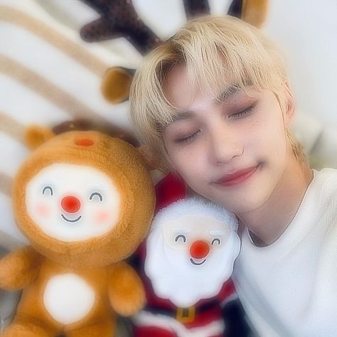 #felixstraykids #skz #christmas Felix Christmas Pfp, Felix Christmas Icon, Stray Kids Christmas Pfp, Skz Christmas Pfp, Skz Christmas Icons, Straykids Christmas Icons, Felix Christmas, Skz Christmas, Printable Photocards