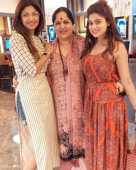 Like mother like daughters! . . Follow @pinkvilla for more updates . . #shilpashetty #shamitashetty #motherdaughter #lunch #adorable… Lawn Dresses, Frock Fashion, Indian Designer Suits, Kurta Neck Design, Cotton Kurti Designs, Kurti Neck Designs, Stylish Dresses For Girls, Indian Designer Outfits, Indian Attire