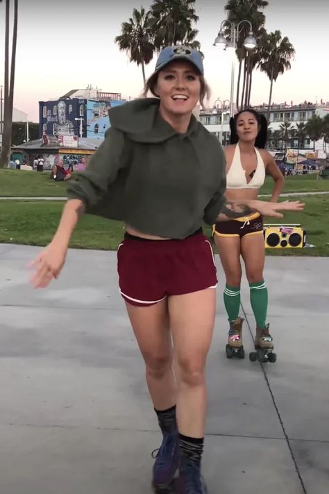 Roller Skate Dancing, Backwards Roller Skating, Crazy Legs Roller Skate, Someone Roller Skating, Roller Skating Transitions, Roller Skating Memes Funny, Roller Skaters, Beauty Photoshoot, Dance Routines