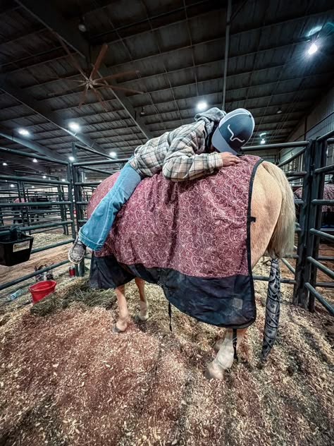 Winter Barrel Race Outfit, Rodeo Astethic, Barrel Racing Outfits Rodeo, Barrel Racer Outfit, Barrel Racer Aesthetic, Pinterest Cowgirl, Barrel Racing Aesthetic, Barrel Racing Outfits, Winter Fashion Aesthetic