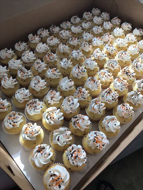 Mini Cupcakes Aesthetic, Cupcakes Aesthetic, Donat Glaze, Bake Sale Packaging, Halloween Sprinkles, Cupcake Decoration, Cupcake Cake Designs, Food Drinks Dessert, Yummy Cupcakes