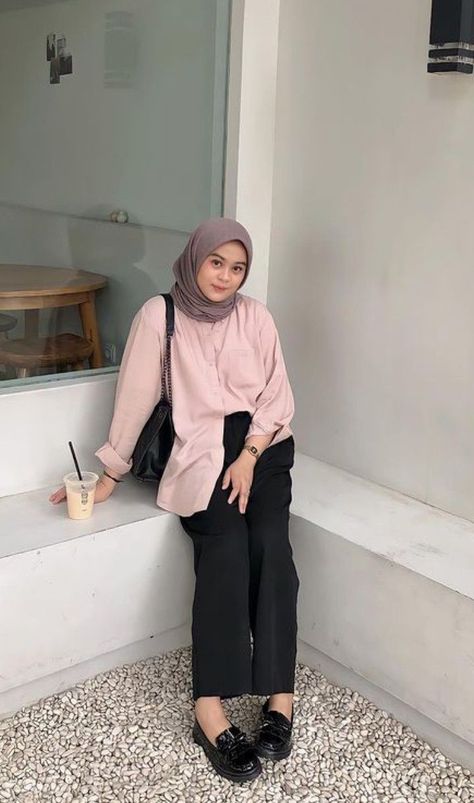 Kuliah Outfit, Kulot Pants, Outfit Ngampus, Outfit Hijab Casual, Modern Hijab Fashion, Hijab Trends, Muslim Outfits Casual, Muslim Fashion Hijab Outfits, Hijab Style Casual