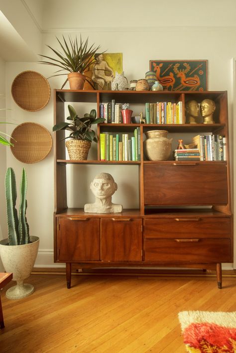 My Houzz: Eclectic Treasures Find a Home in a 1910 Victorian Eclectic Victorian Home, 1960 Home Decor, Historic House Interior, Modern Folk Interior Design, Mcm Eclectic, New Jersey House, Vintage Eclectic Home, Old School Desks, Eclectic Maximalism