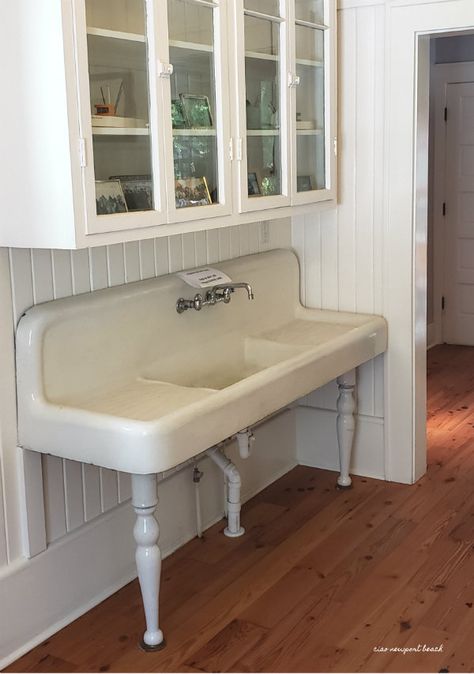 Antique Sink With Drainboard, Unfitted Kitchens, Kitchen Sink Stand, Vintage Sinks, 1910 House, Beach Highlights, Farm Sinks, 1920s Kitchen, Outdoor Sink