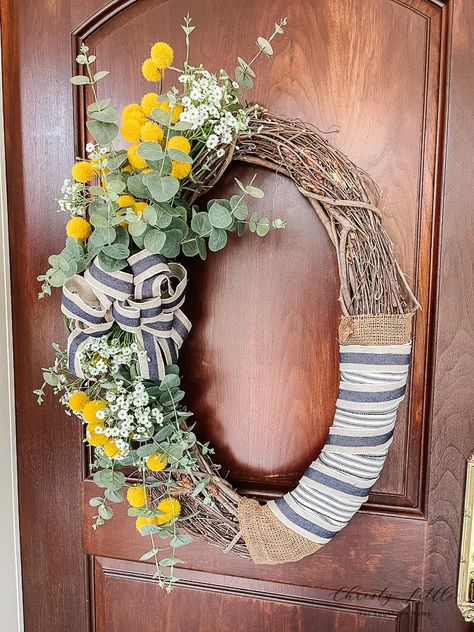 Valentine's Day Wreath - Our Southern Home Simple Front Porch, Summer Front Porch Ideas, Summer Front Porch Decor, Christmas Decoration Storage, Diy Valentines Day Wreath, Porch Wreath, Rustic Valentine, Valentine's Day Wreath, Summer Front Porches