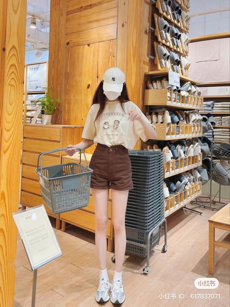 Brown Denim Shorts Outfit, Korean Short Outfit Ideas, Brown Short Pants Outfit, Asian Shorts Outfit, Ootd Short Pants, Chinese Summer Fashion, Beige Ootd, Brown Shorts Outfits Women, Beige Tshirt Outfits