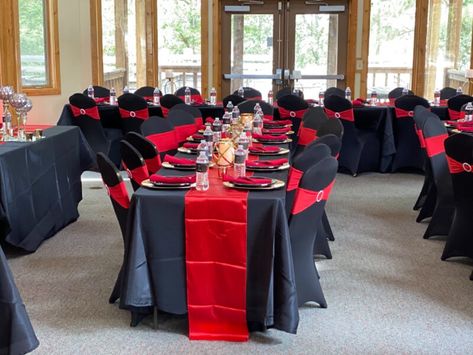 Stylize your tables to look stunning using our black rectangular polyester tablecloths that ooze sheen and complement them elegantly by spreading the red satin table runner. Place the red polyester linen napkins to further enhance the appeal perfecting the gorgeous black and red combination on your tables. Give equal attention towards your chairs as well, by covering them with our black banquet spandex stretch covers and augment their appeal using the diamond buckled red spandex chair sashes. Red And Black Table Decorations, Main Table Quinceanera, Black And Gold Sweet 16, Red Table Settings, Black Tablecloths, Gold Sweet 16, Event Decor Ideas, Party Decorations Table, Black Red Wedding