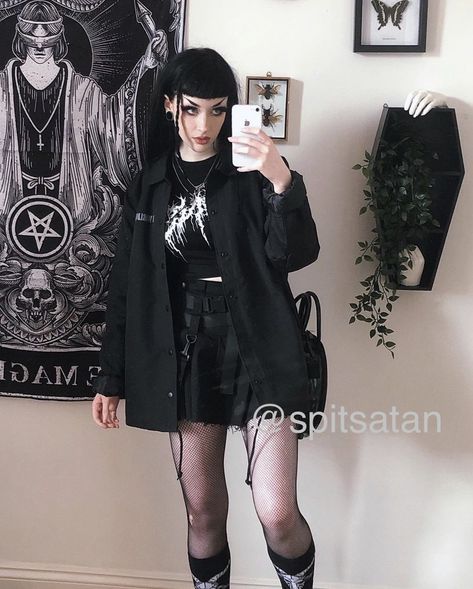 Alt First Date Outfit, Goth Theme Park Outfit, Trendy Goth Outfits, Adult Alternative Fashion, Work Goth Outfits, Alt Date Night Outfit, Goth Date Night Outfit, Soft Gothic Outfits, Goth Date Outfit