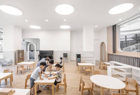 Gallery of Montessori Kindergarten in Xiamen / L&M Design - 24 Kindergarten Classroom Design, Architecture College, Kindergarten Montessori, Montessori Kindergarten, Kindergarten Pictures, Kindergarten Interior, Preschool Designs, Classroom Interior, Kindergarten Design