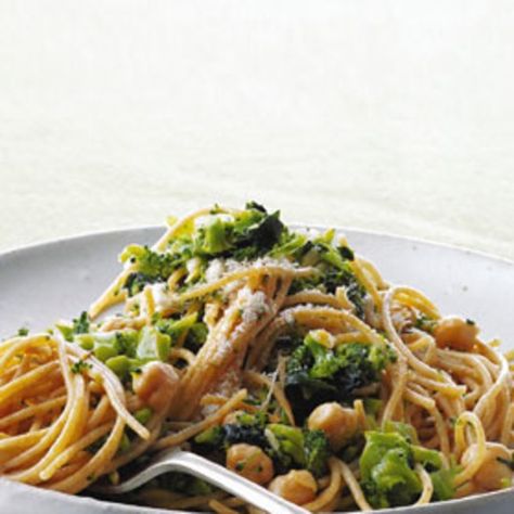 Whole-Wheat Spaghetti with Broccoli, Chickpeas, and Garlic [Recommended by Russell] Spaghetti With Broccoli, Wheat Pasta Recipes, Whole Wheat Spaghetti, Garlic Recipe, Chickpea Pasta, Wheat Pasta, Whole Wheat Pasta, Garlic Recipes, Easy Family Dinners