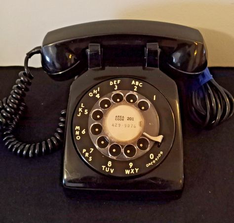 Vintage Antique Rotary Desktop Telephone - Black 500 50s Telephone, Vintage Items Antiques, Coffee Fudge, 60s Toys, Canadian Things, Antique Objects, Antique Phone, Antique Radios, Antique Telephone