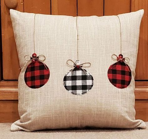 Diy Christmas Cushion Covers, Christmas Cushions Diy, Christmas Quilted Pillows, Christmas Pillows Diy Sewing Projects Free Pattern, Christmas Pillow Covers Diy, Christmas Cushions Ideas, Quilted Christmas Pillows, Christmas Pillows Diy Sewing Projects, Christmas Pillows To Make