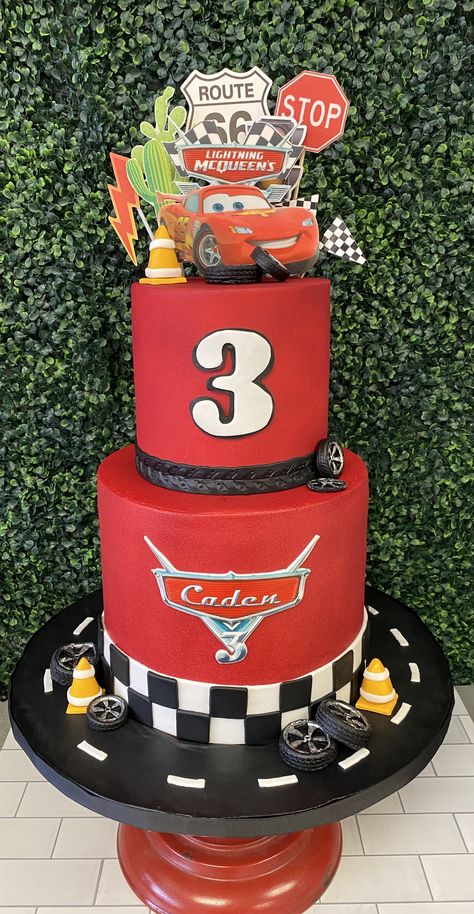 Lightning Mcqueen Smash Cake, Cars Movie Birthday Party Food, Bolo Mcqueen, Lightening Mcqueen Cakes, Pastel Rayo Mcqueen, Disney Cars Birthday Cake, Lighting Mcqueen Birthday Party Ideas, Cars Cake, Lighting Mcqueen Cake