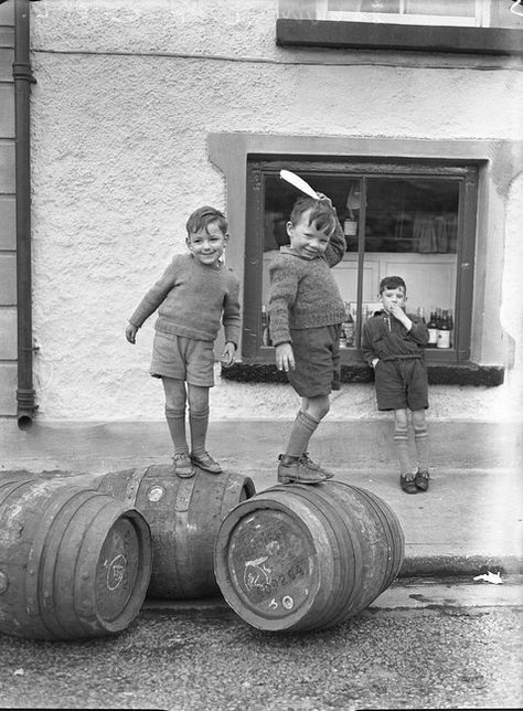 Old Fashioned Men, Bar Deco, Ireland History, Vintage Children Photos, Irish History, Foto Vintage, Vintage Pictures, The Good Old Days, Photo Archive