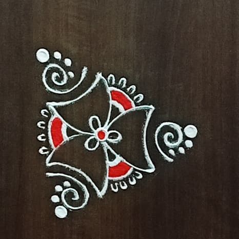 Rangoli Designs With Chalk, Rangoli Simple Design Easy, Small Muggulu Easy, Mini Rangoli, Simple Easy Rangoli, Indian Rangoli Designs, Easy Rangoli Designs Videos, Very Easy Rangoli Designs, Easy Draw