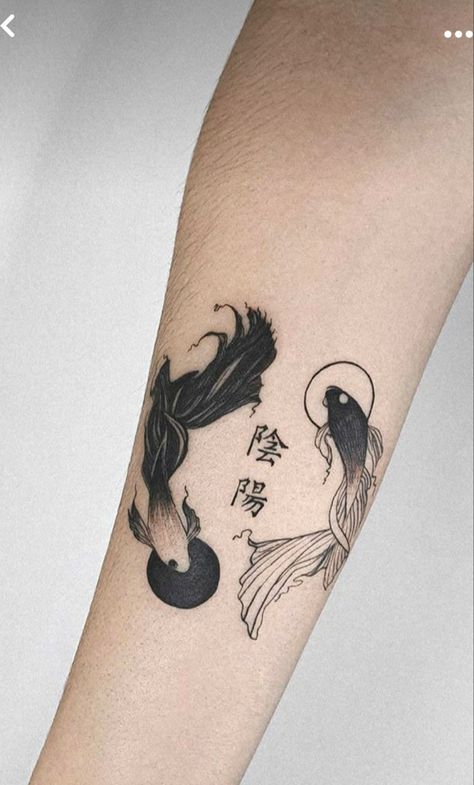 Pez Koi Tattoo, Ideas For Tattoos, Jing Y Jang, Dragon Tattoo Back, Yin Yang Tattoo, Sagittarius Tattoo, Yang Tattoo, Hip Thigh Tattoos, Horoscope Tattoos