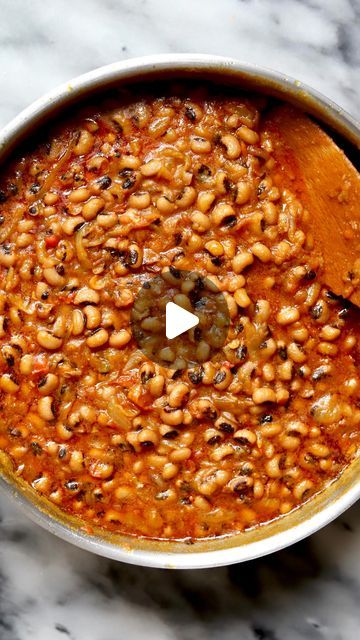 Travelandmunchies on Instagram: "Ghana bean stew! ❤️ Yes, there is bean stew in every corner of the world and black eyed peas are extremely popular. This is just how I make it for myself as a Ghanaian. 🇬🇭 Typically, Ghanaians eat it with fried plantain but in this video I have showed some of my other two favourite ways to enjoy it white rice and boiled ripe plantain. This video is by popular demand. After posting kaklo and beans, I got at least a 100 comments asking for the bean stew recipe. I make it differently every time I cook it because the truth is, I don’t measure. The general ratio of ingredients can be found below. This was a bigger batch, about a serving for 6 so feel free to halve the recipe. Recipe 2 cups of dried black eyed peas - soaked overnight and cooked until tender 3/4 Black Eye Bean Recipes, Black Eyed Beans Recipe, African Beans Recipe, Dried Black Eyed Peas, Bean Gravy, Dry Beans Recipe, How To Make Beans, Blackeyed Peas, Black Eyed Peas Recipe