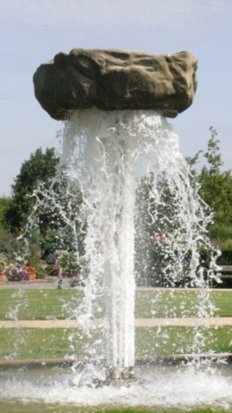 Upside Down Waterfall, Backyard Water Fountains, Water Fountain Design, Sculpture Fountain, Water Architecture, Water Sculpture, Outdoor Water Features, Diy Garden Fountains, Garden Waterfall