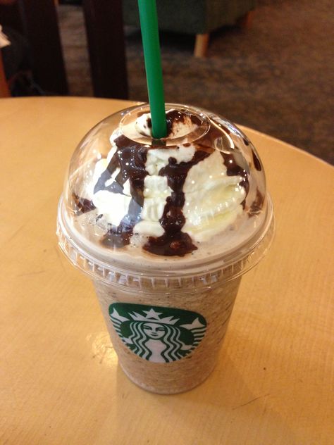 Java Chip Starbucks, Oreo Starbucks, Iced Starbucks Drinks, Road Trip Food, Chocolate Sweets, Starbucks Drinks Recipes, Starbucks Recipes, Starbucks Coffee, Starbucks Drinks