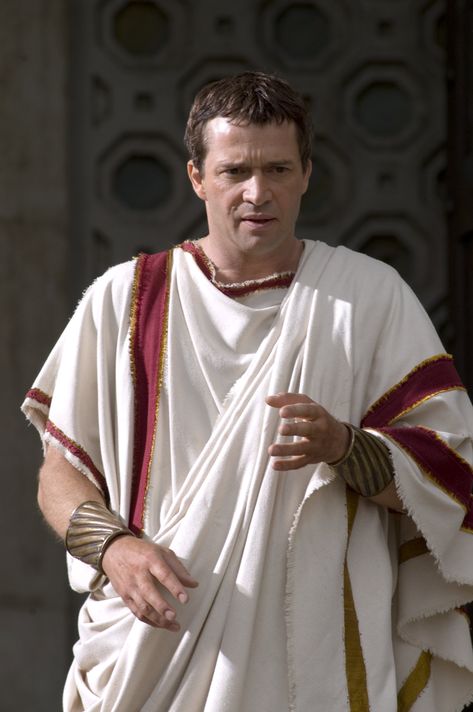 Mark Antony in a senator's toga Marc Antony Rome, Hbo Rome, Rome Costume, Rome Hbo, Rome Tv Series, Historic Dresses, Ancient Fashion, Toga Costume, Mark Antony